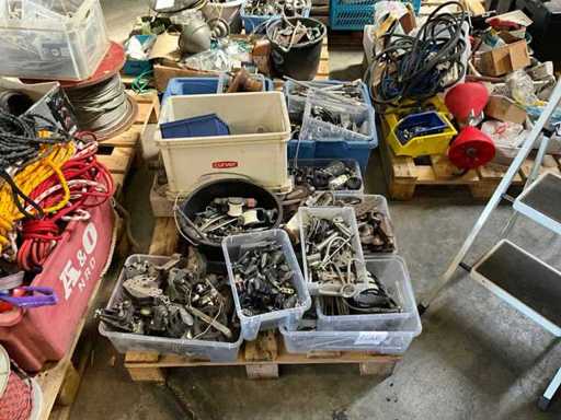 Pallet di varie parti di barca