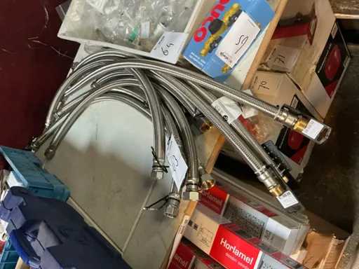 Divers tuyaux flexibles, y compris Sanivesk