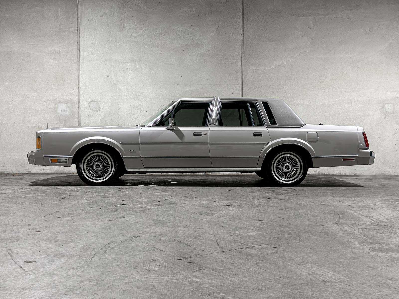 Lincoln Town Car 4.9 V8 Signature SD 160pk 1989, K-946-BX