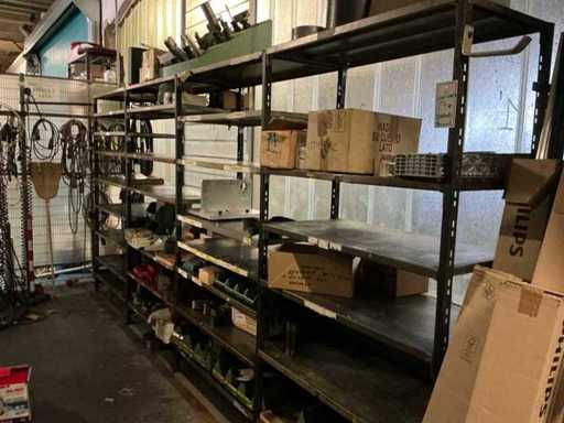 Półki z częściową zawartością