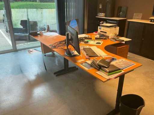 L-vorm L-vorm 2 L- vorm bureaus met 2  kadeblokken op wieltjes