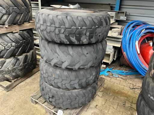 Dunlop 335-80 R18 Tire with rim (4x)