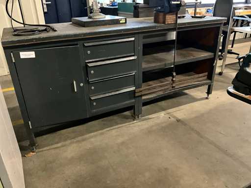 Werkbank met bankschroef