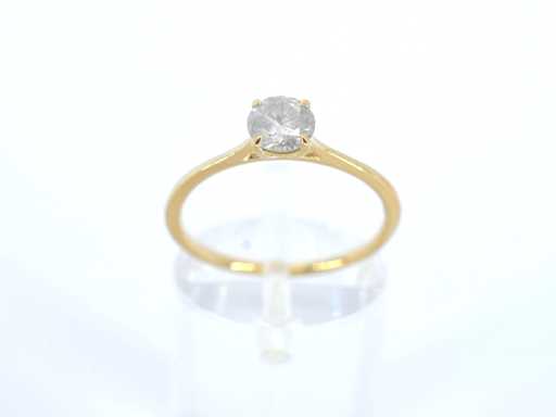 Goldener Solitärring mit brillant geschliffenem Diamanten
