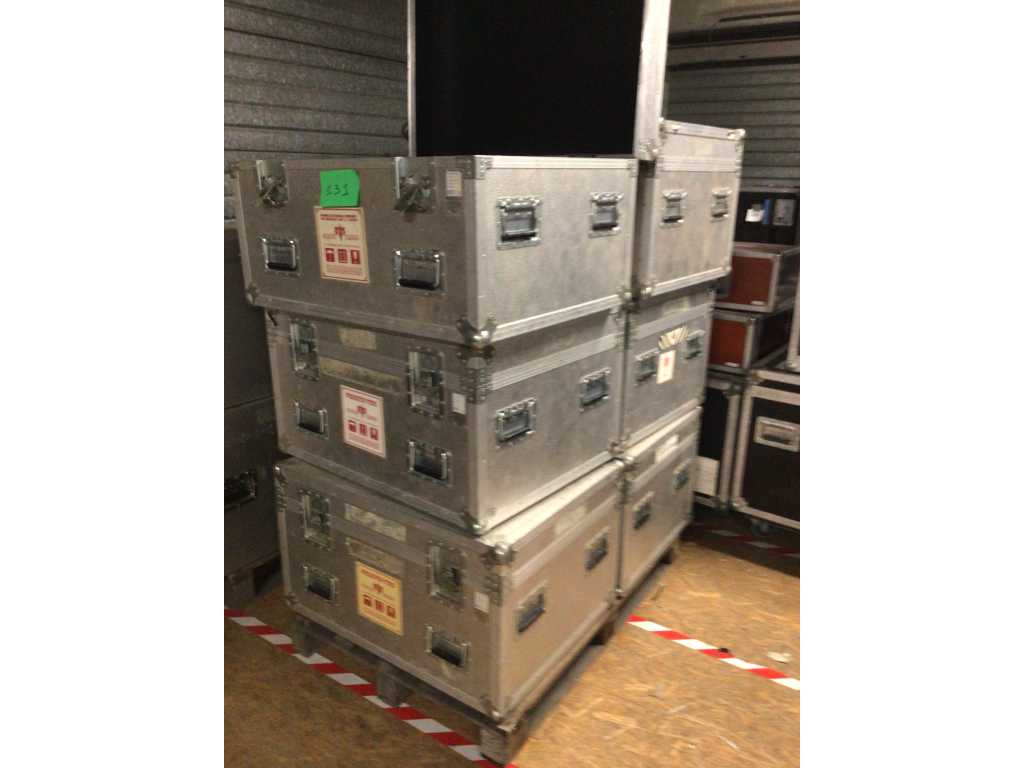 SET OF 6 ALUMINUM STYLE FLIGHT CASE IN VERY GOOD CONDITION 82X64X49CM