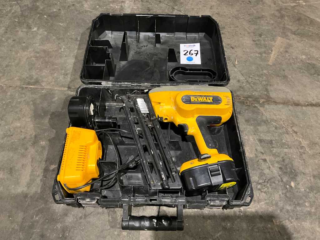 DEWALT DC618 CORDLESS 18V FINISH NAILER WITH BATTERY & CHARGER