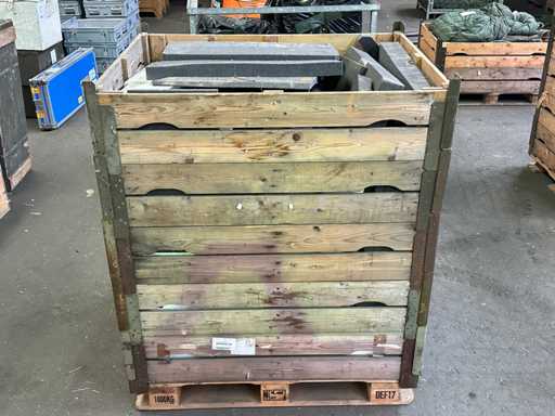 Pallet box with foam pieces (2x)