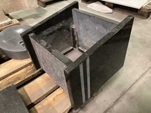 Fioriere in pietra blu belga