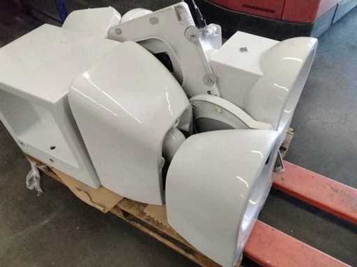 Volle Palette mit verschiedenen Toilettenschüsseln und verschiedenen Sitzen