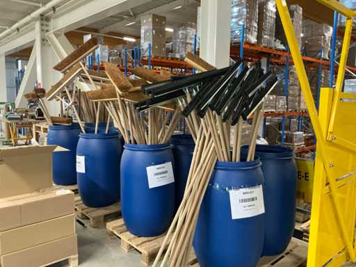 Lotto di scope e trattori