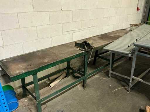 Werkbank met bankschroef