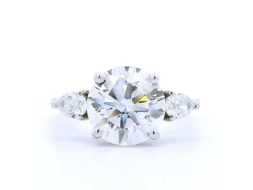 Ring aus 18 Karat Weißgold mit 3,29 crt. Diamant