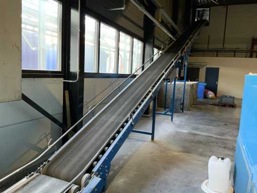 PTF Conveyor Systems 55 m1 Angetriebene Rollenbahn mit Aufzugsbändern