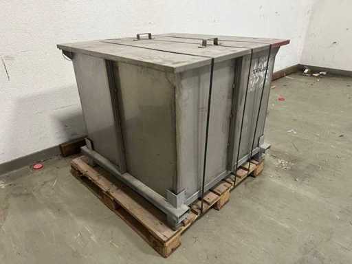 Horizontal storage tank