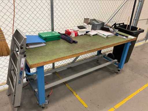 Établi avec accessoires