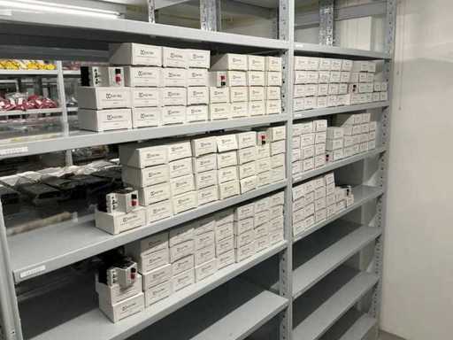 Un lot de diverse întrerupătoare de protecție a motoarelor electrice/contacte auxiliare (173x)