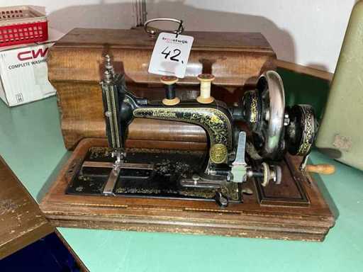 Machine à coudre antique Wertheim