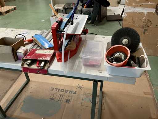 Établi avec scie sauteuse et meule double