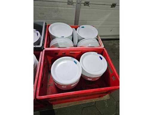 4 caisses avec des assiettes, environ 120 pièces