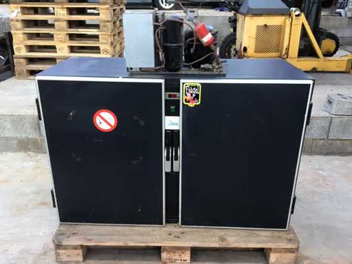 Refrigerated cabinet for bars