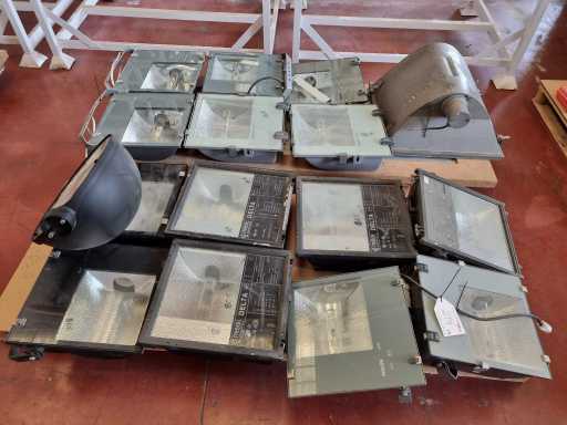 Lot of 16 Spotlights