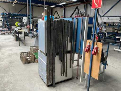 Armadio dell'officina con contenuti