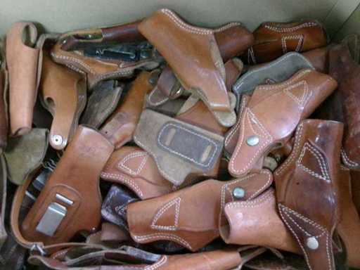 Pistoolholster mix, leer, gedeeltelijk defect (R18) (80x)