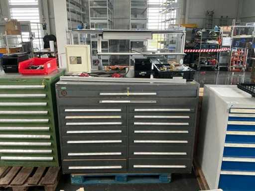 Armario de herramientas con contenido