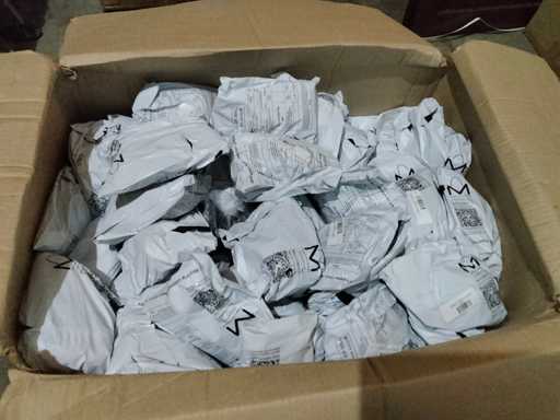 Pełne duże pudełko zwrotów z Amazona.