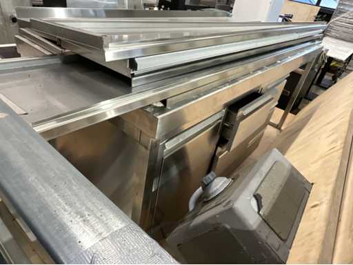 Stół roboczy i półki ścienne