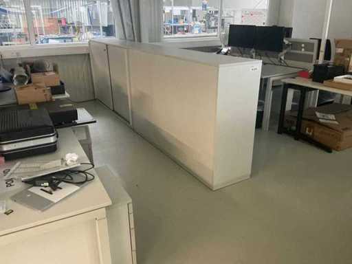 Büroschränke mit Inhalt