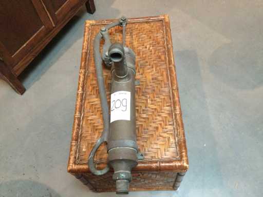 Pompa dell'acqua in ottone antica