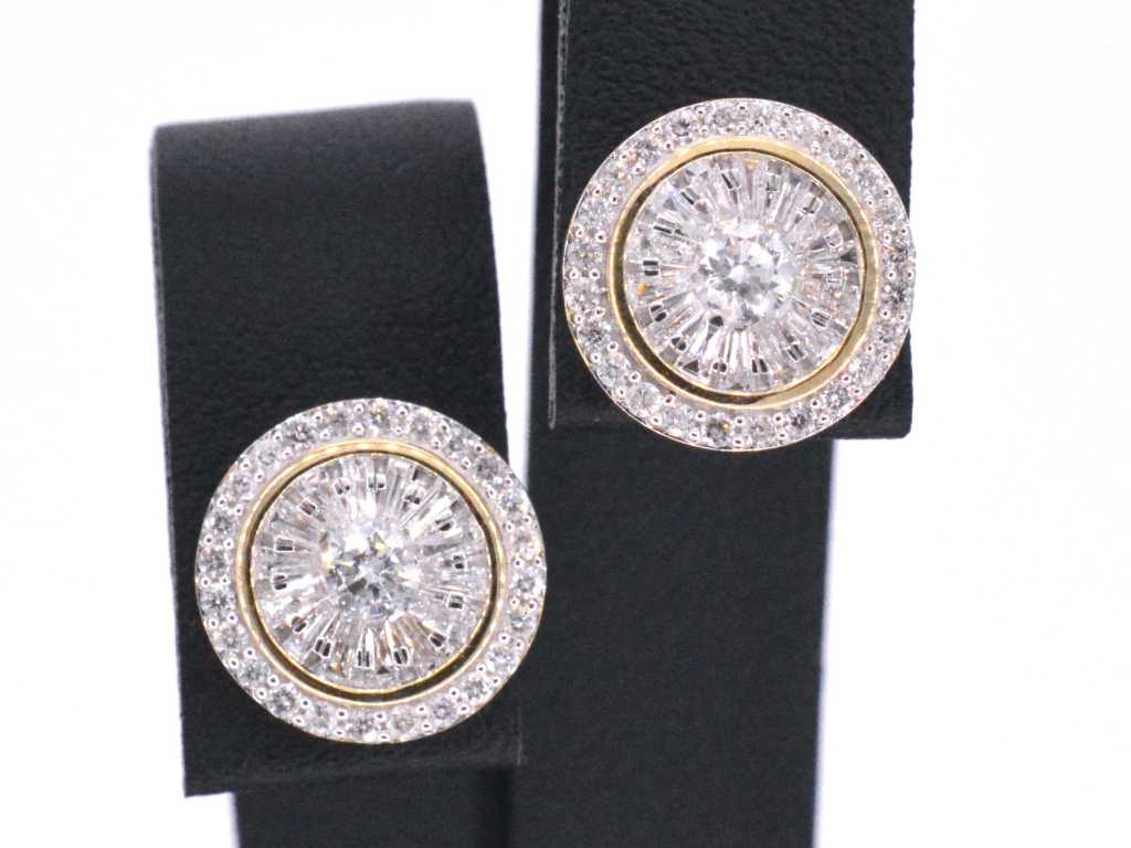 Boucles d’oreilles entourage en or serties de 1.20 carat