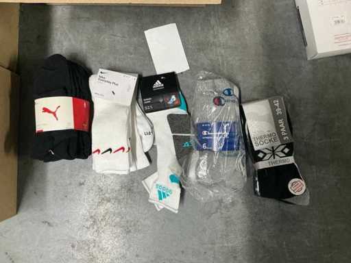 Partia różnych skarpet, w tym Nike/Adidas/Puma itd. (95x)