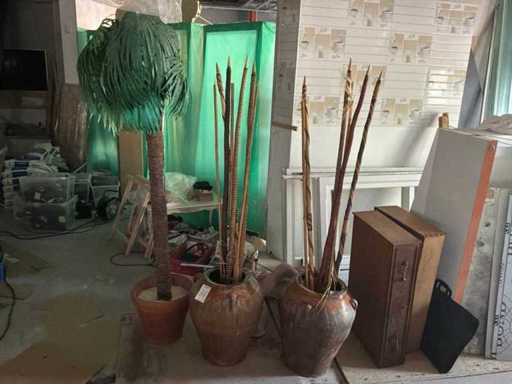 Ziervasen und künstliche Palmen