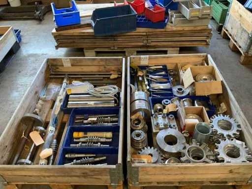 Pallets met tandwielen, wormassen en diversen (2x)