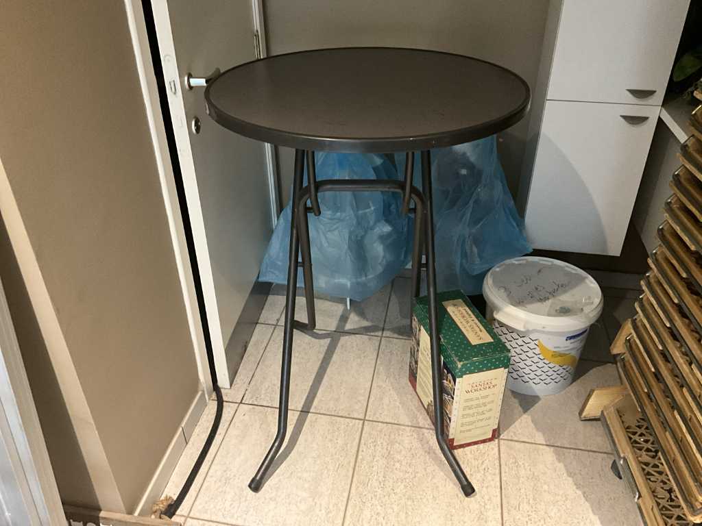 Collapsible standing table