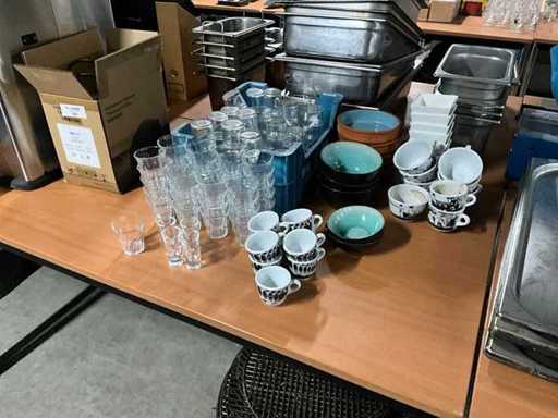 Partij servies en glaswerk