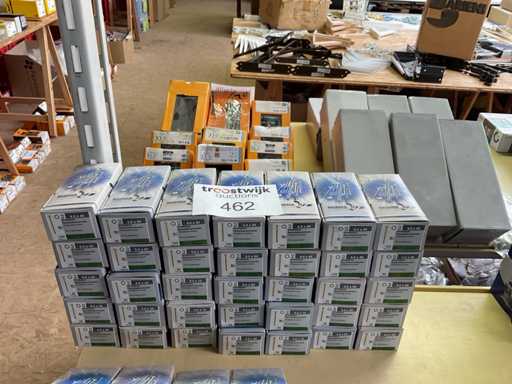 35 Kisten mit Spanplattenschrauben