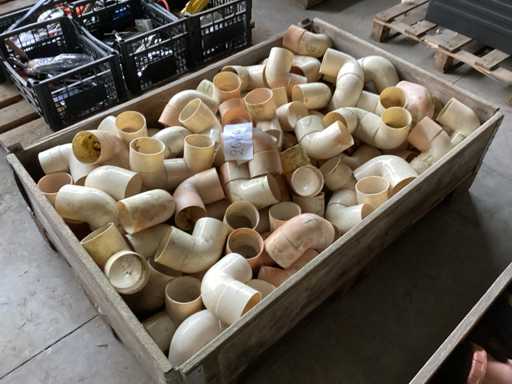 Varia attrezzatura raccorderia pvc