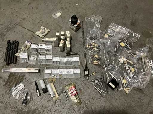 Charge von Bohrern, Bohrsätzen und Schlagschaffen