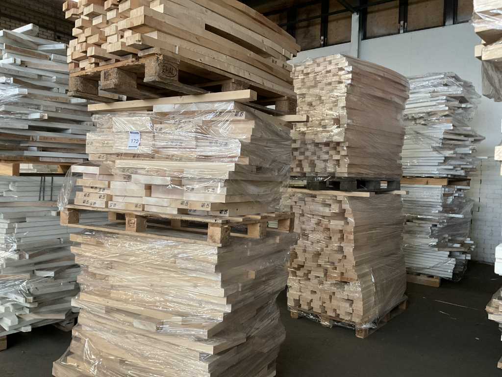 Partia różnych gatunków drewna świerkowego