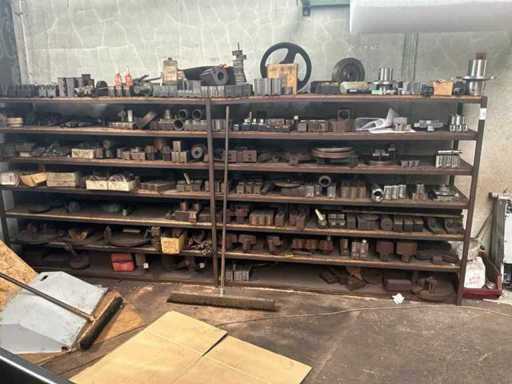 Metalen rek met grote partij tools