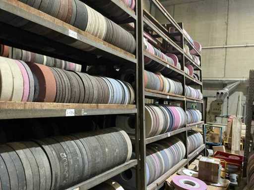Single lot: wide assortment of equipment, grinding wheels and leftovers