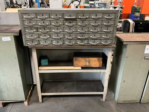 Ladenkast met inhoud