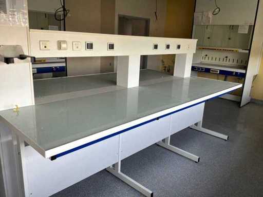Eiland van 4 banken