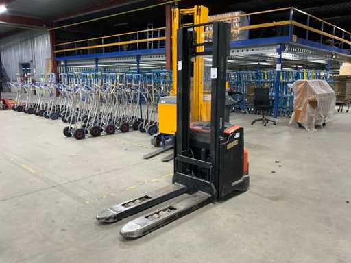 2014 BT SWE140L Stacker