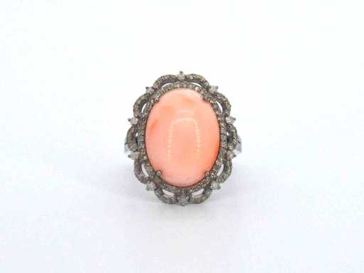 Bague unique avec diamants et corail central