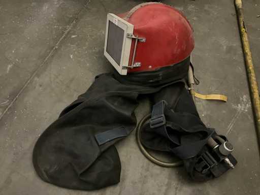 Veiligheidshelm met geintegreerd gasmasker