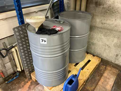 oil drum (2x)